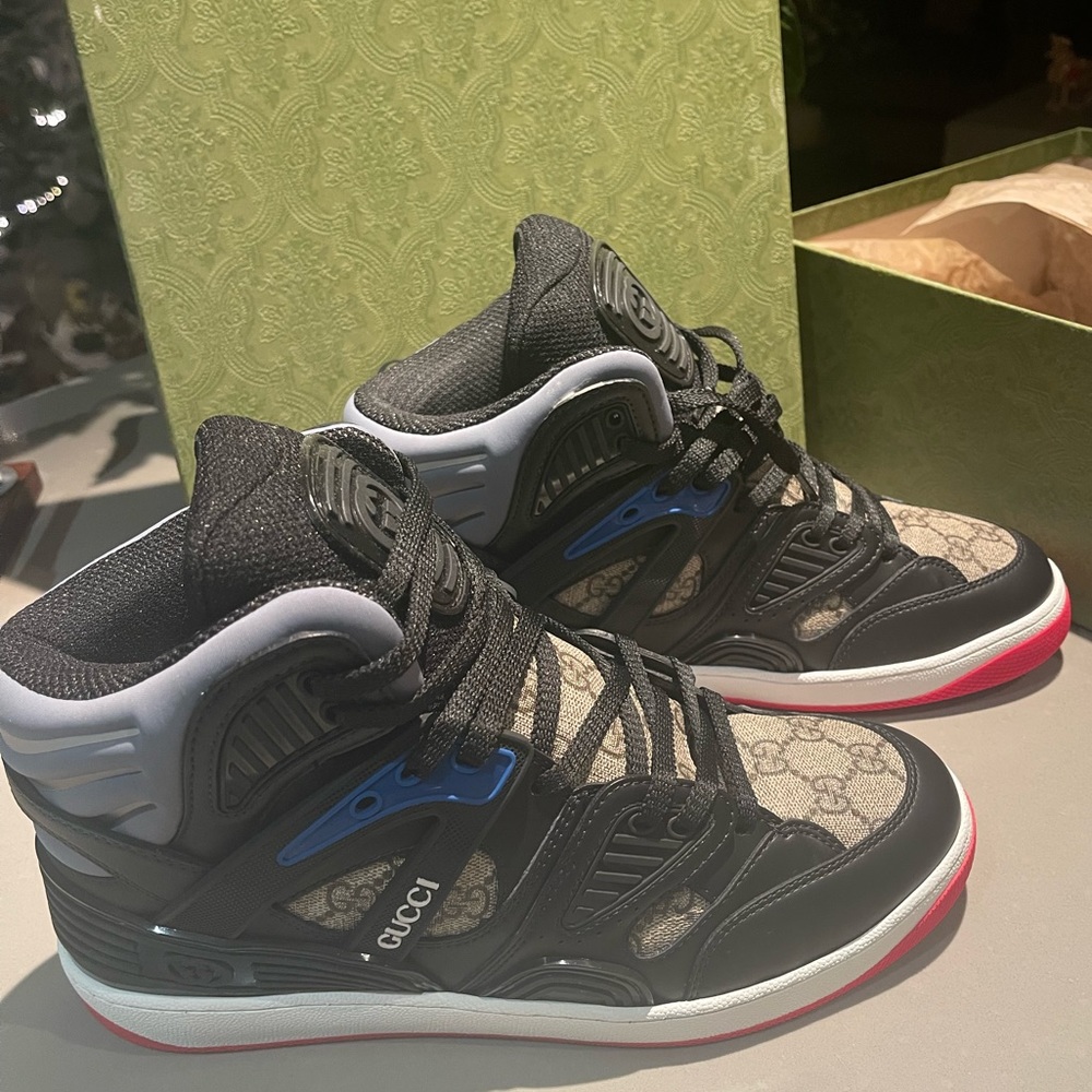 Brand New Never Worn Gucci sneakers NWB unisex size 8 men 10 women